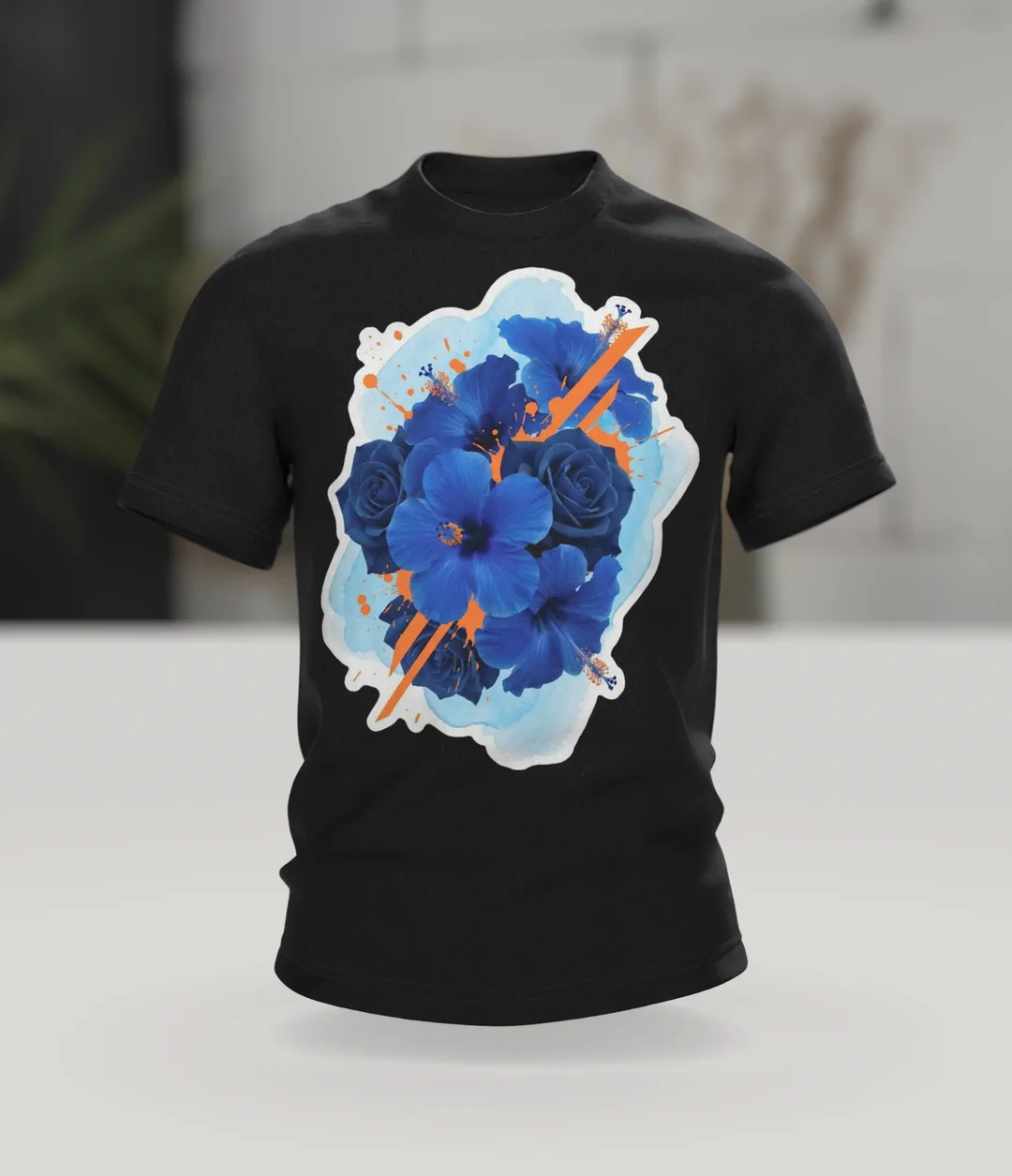 Hibiskus Rosen T-Shirt: Blaues Bouquet mit Orange-Akzenten, Im Raum
