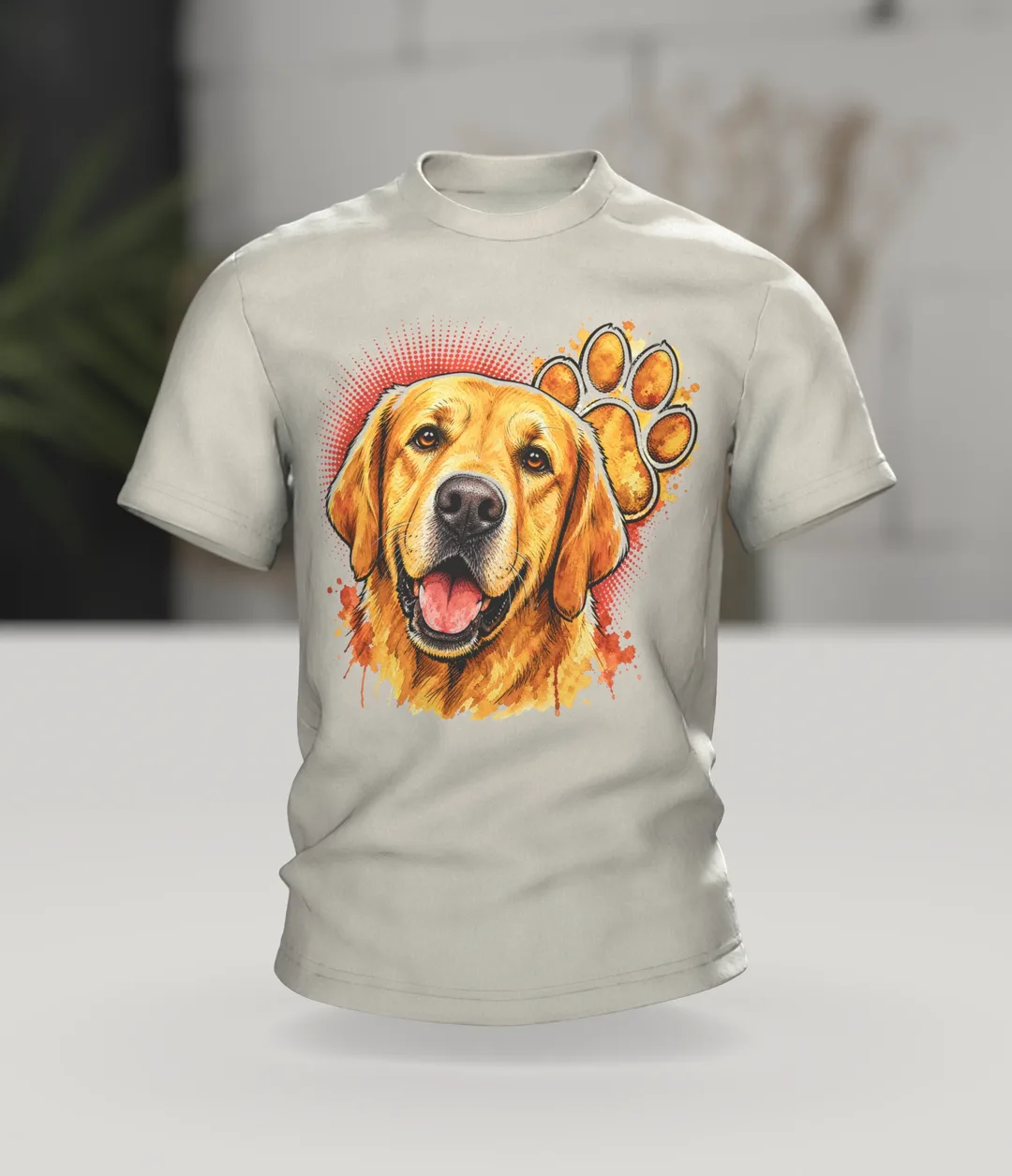 Labrador T-Shirt, goldenes Aquarell-Porträt mit Pfoten-Rücken, Im Raum