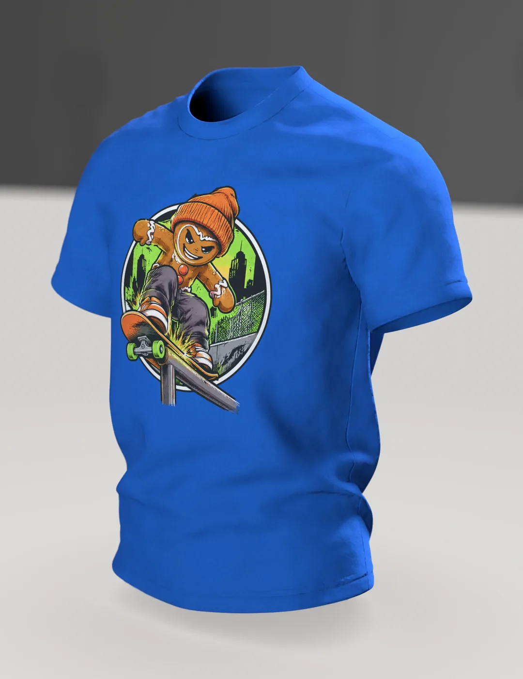 Lebkuchenmann Skater T-Shirt, cooler Comic mit Beanie und Skateboard, Grind vor Neon-Skyline, Unisex Geschenk zu Weihnachten, Im Raum, schräg