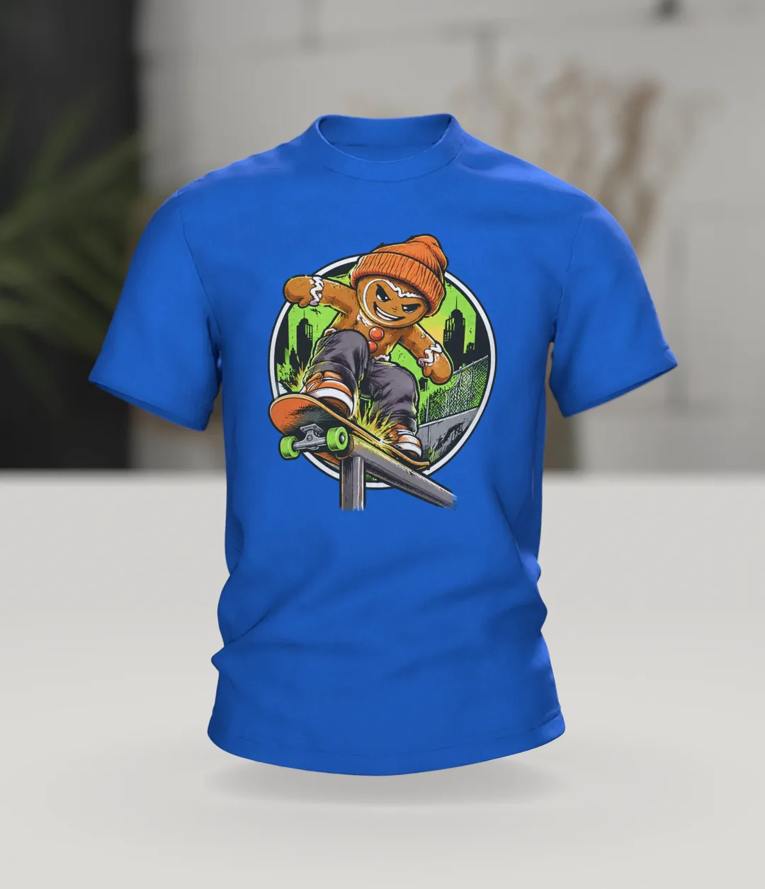 Lebkuchenmann Skater T-Shirt, cooler Comic mit Beanie und Skateboard, Grind vor Neon-Skyline, Unisex Geschenk zu Weihnachten, Im Raum