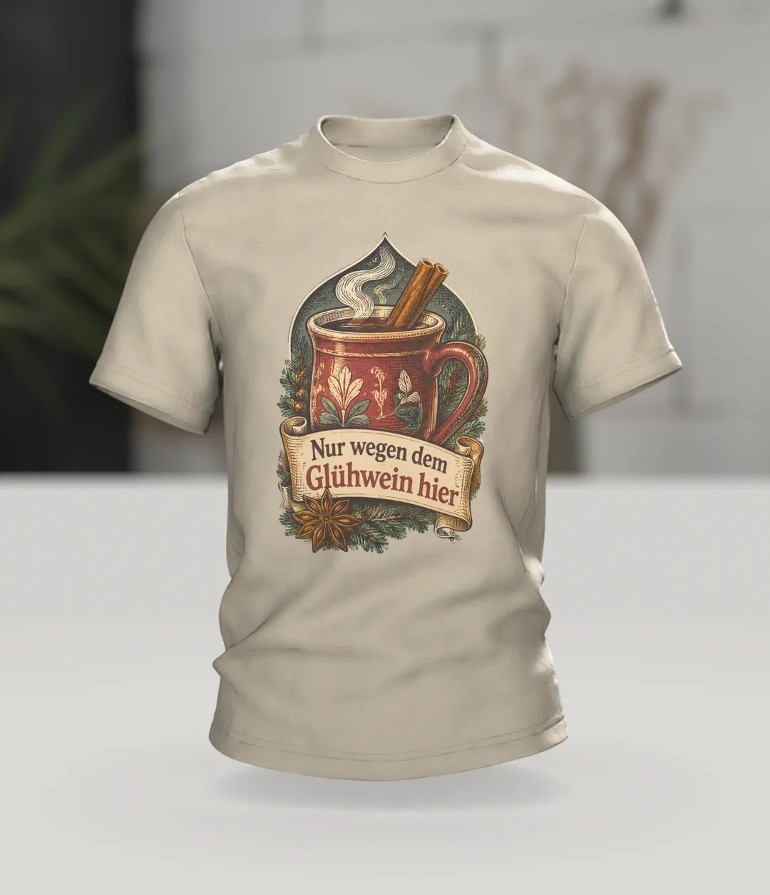 Glühwein T-Shirt: Nur wegen dem Glühwein hier, Im Raum