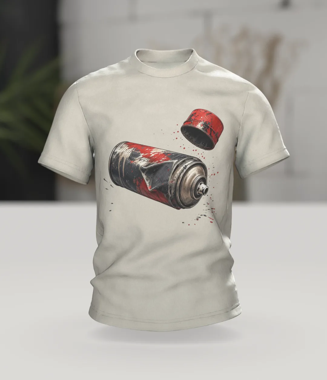 Spraydose T-Shirt: verbeulte Sprühdose in Chrom und Signalrot, Deckel im Flug, Im Raum
