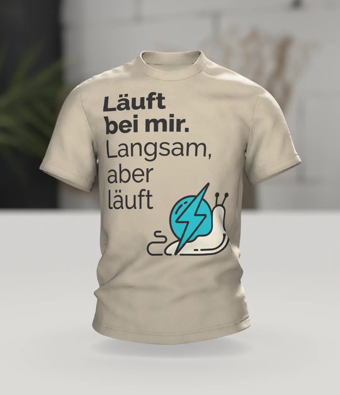 Läuft bei mir T-shirt "Läuft bei mir. Langsam, aber läuft", line art snail with lightning bolt, In context