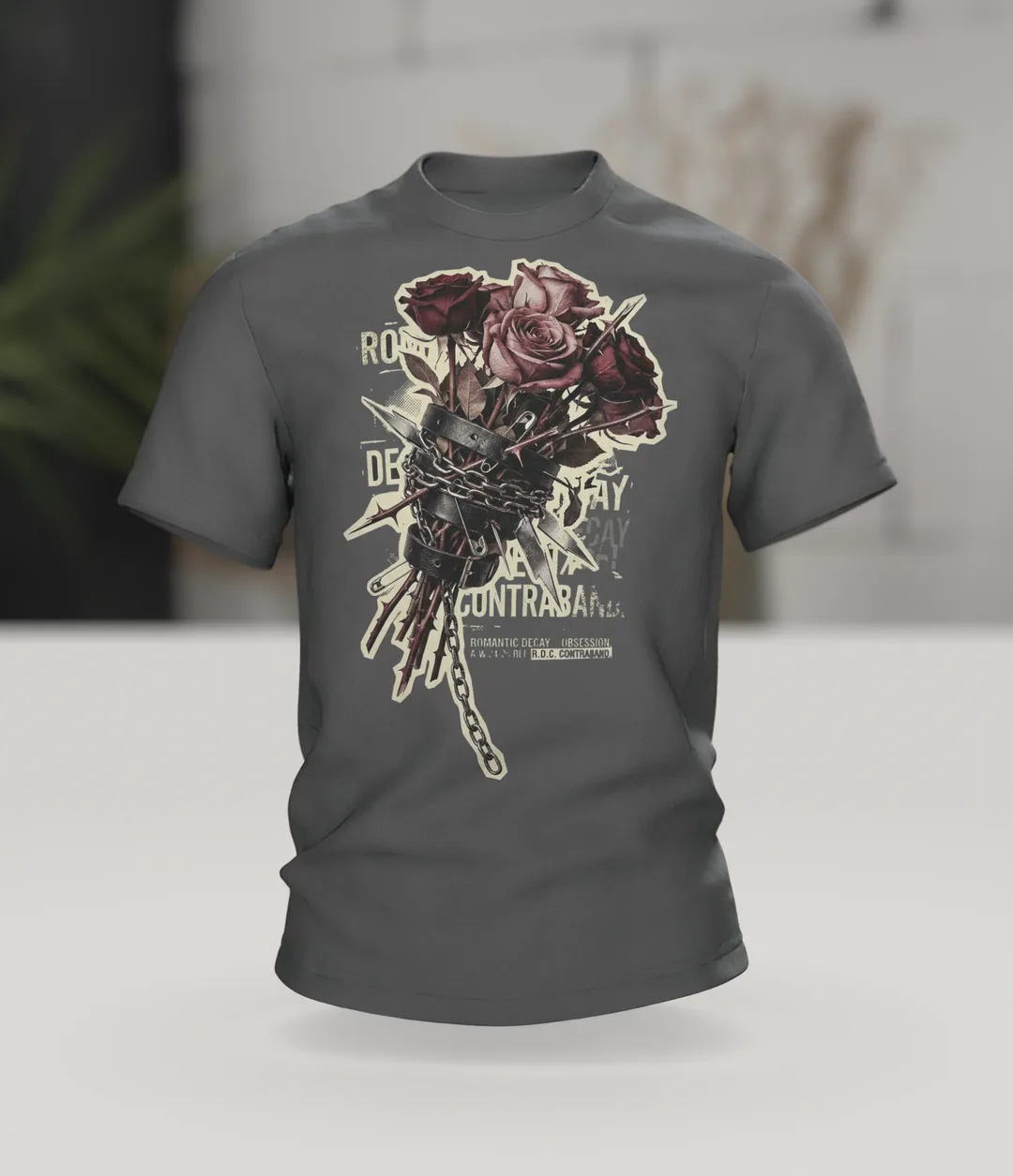 Rose mit Dornen Motiv-Shirt: Dunkel-Gothic Ästhetik, Im Raum