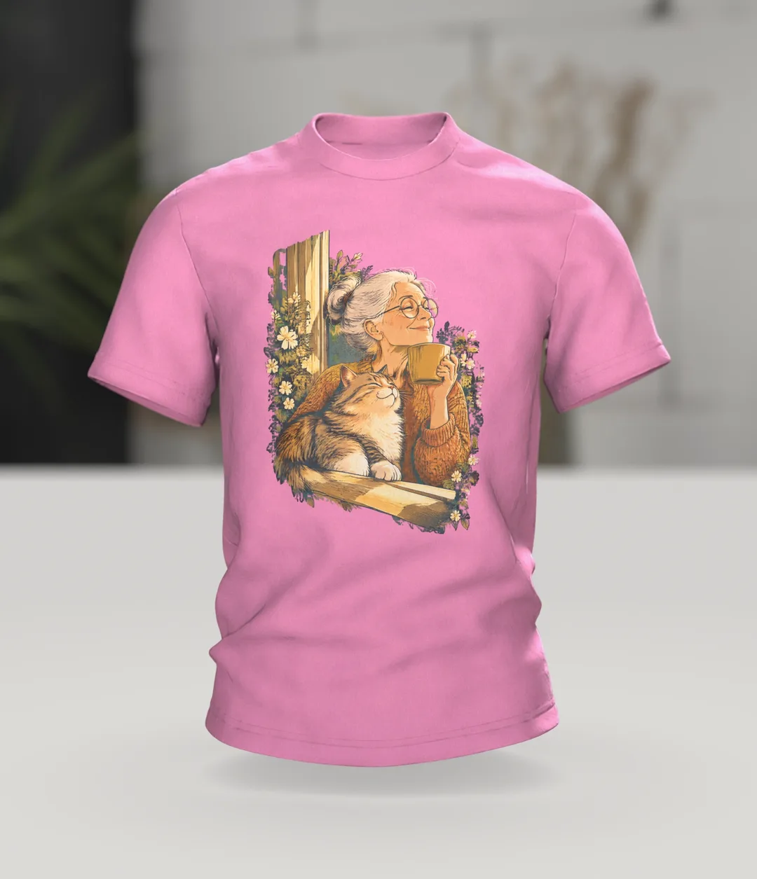 Katzen Oma T-Shirt: Kaffee am Fenster, warme Vintage-Illustration vorn und zweite Szene am Holztisch hinten, Im Raum