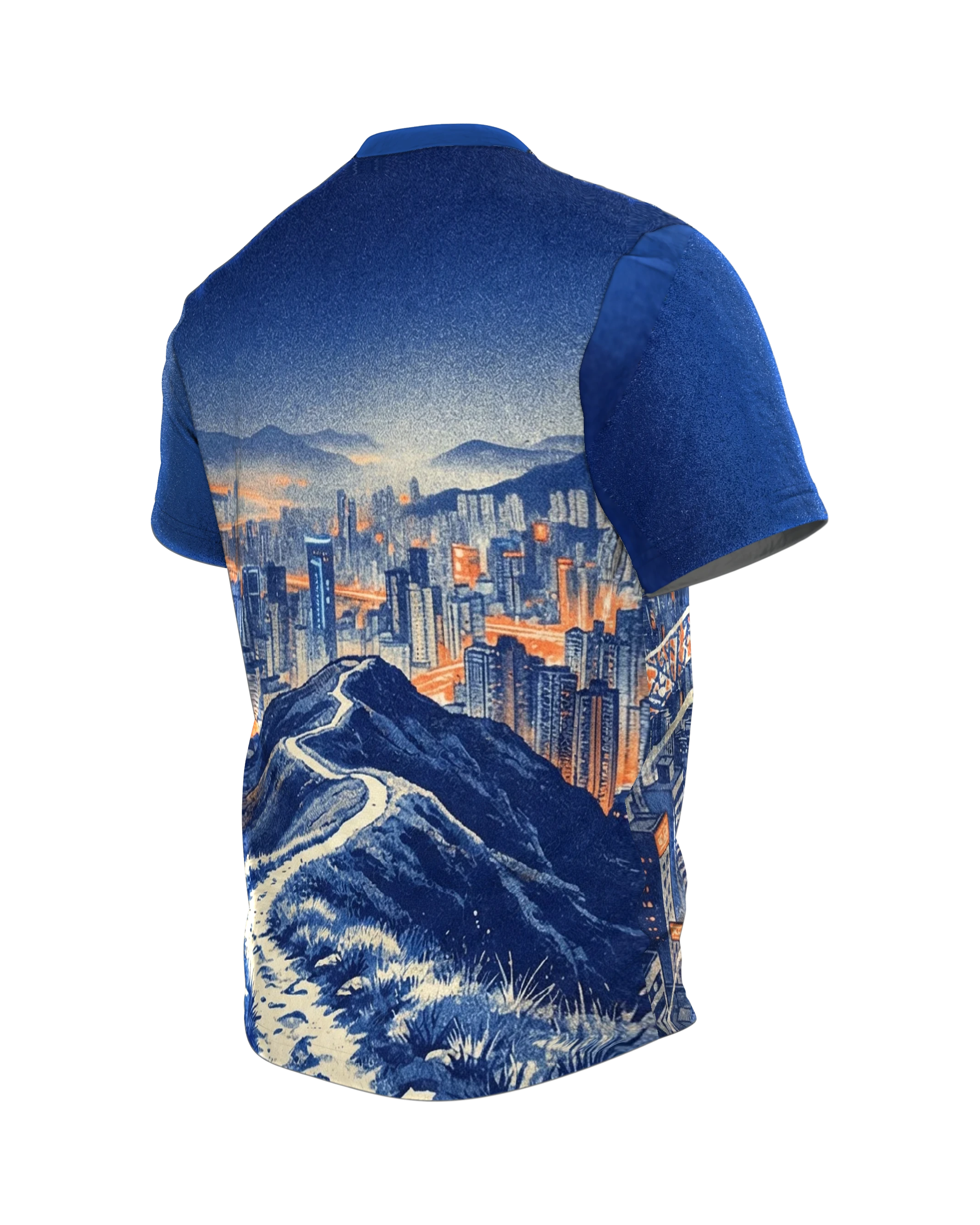 Laufschuh T-Shirt, Trail-Schuhe über der Stadt mit Gratpfad-Panorama am Rücken, Rückseite schräg links