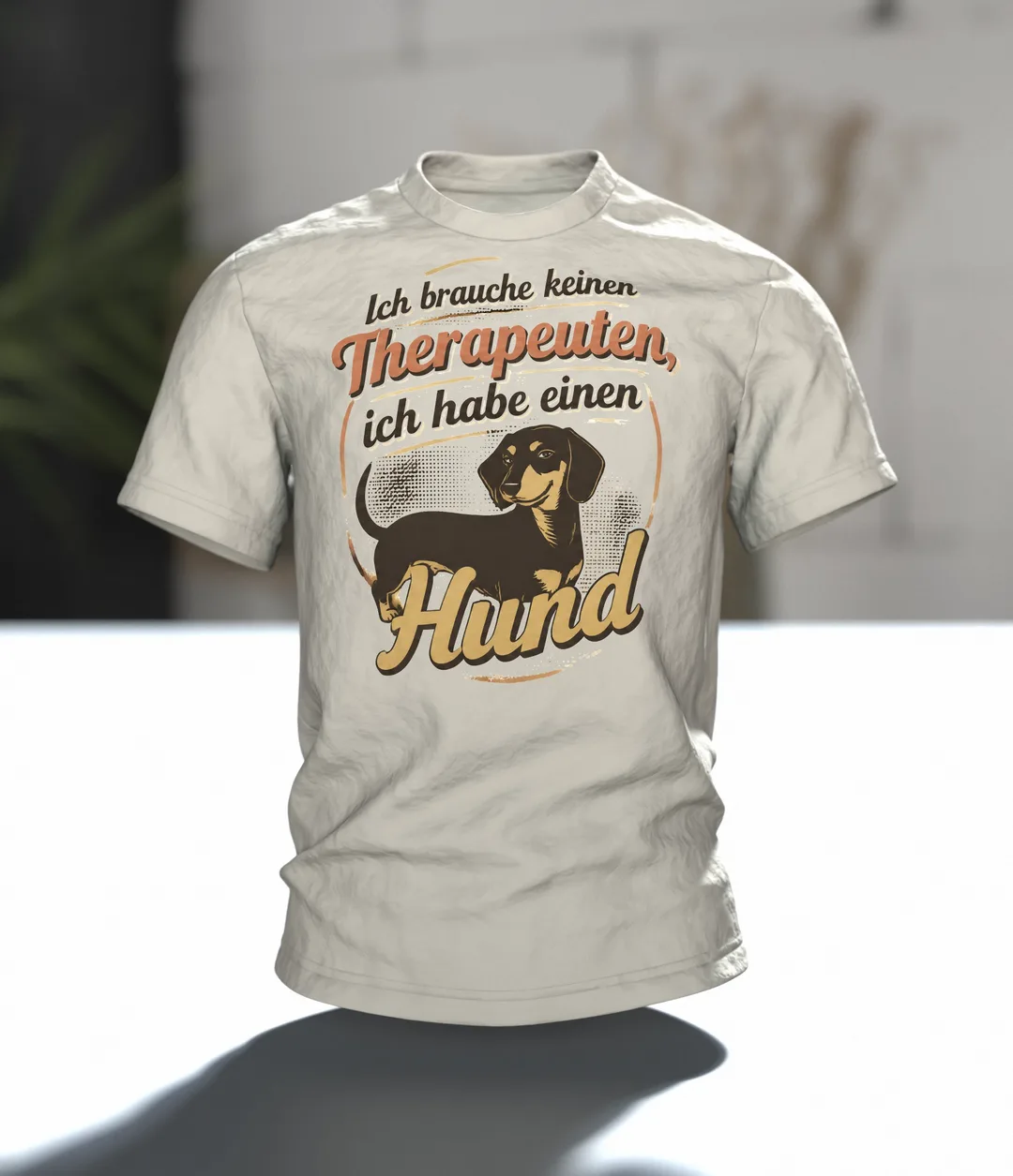 Hunde Spruch T-Shirt: „Ich brauche keinen Therapeuten, ich habe einen Hund“, Dackel im Retro-Schriftbild, hinten Dackelkopf, Im Raum
