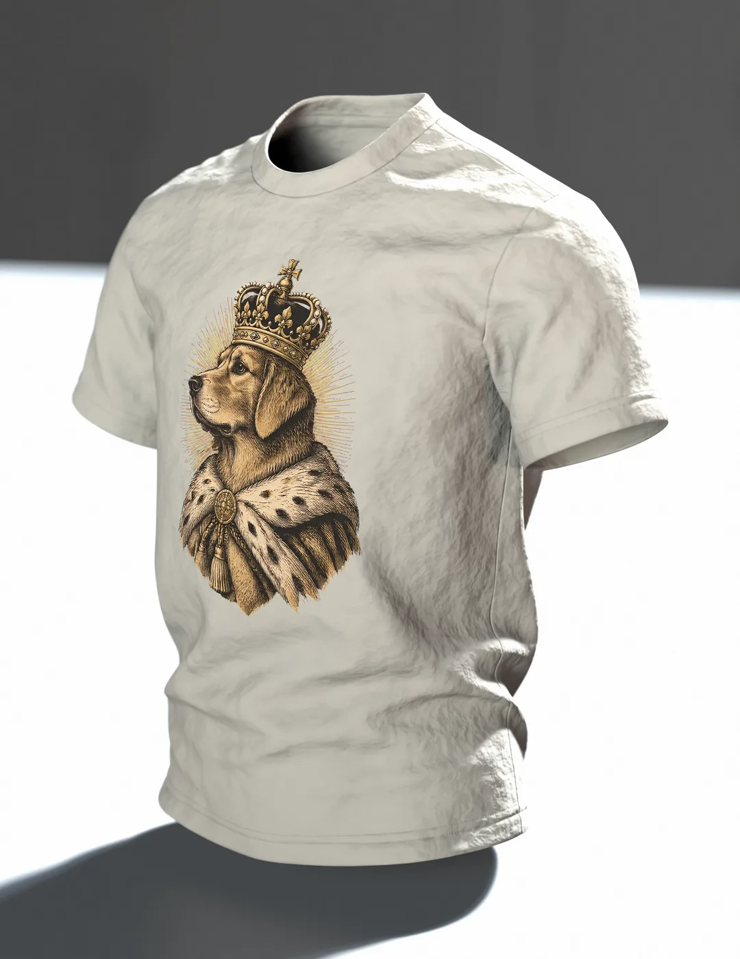 Mops T-Shirt: Königlicher Hund mit goldener Krone im Hermelinmantel, Vintage Kupferstich vorn, schlafend auf dem Kissen hinten, Im Raum, schräg