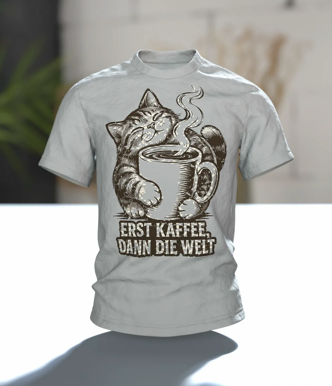 Katze Kaffee Welt T-Shirt: Linienkunst für Morgenrituale, Im Raum