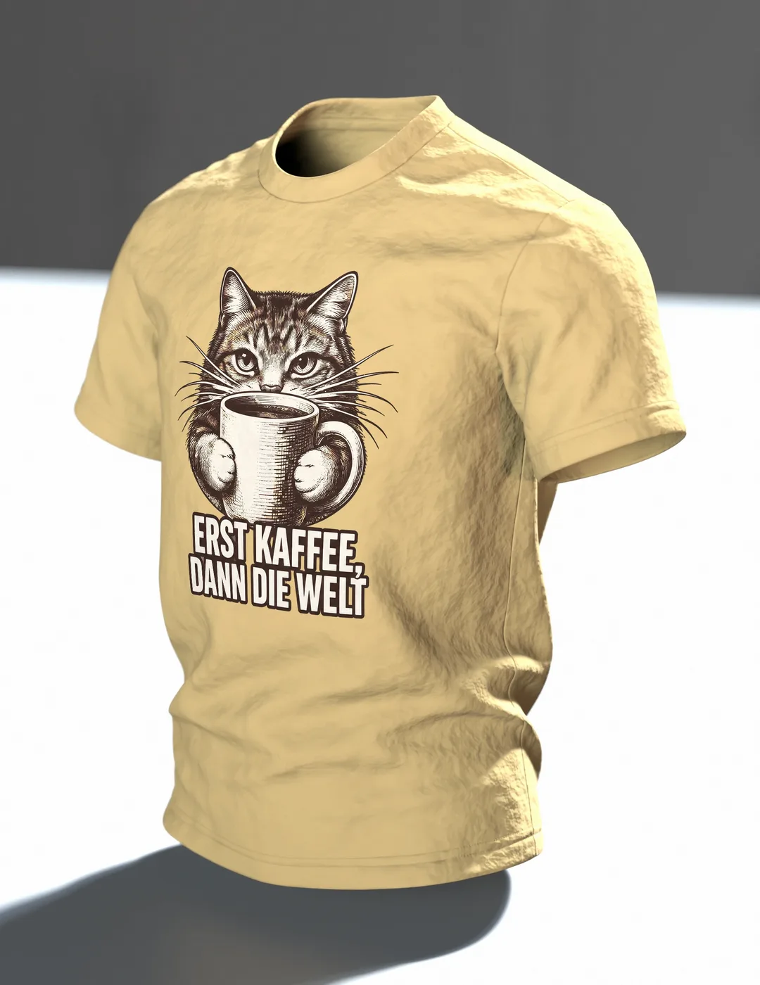 Katze umarmt Kaffeetasse T-Shirt: Erst Kaffee dann die Welt, Im Raum, schräg