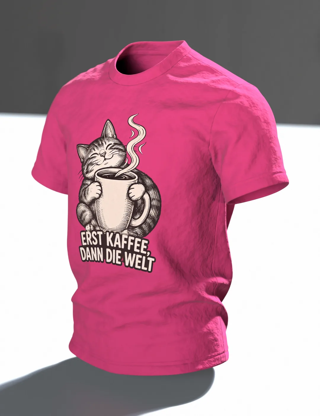 Katze Kaffee T-Shirt „Erst Kaffee, dann die Welt“, Line Art im Holzschnitt-Stil, Rückenmotiv Tasse auf Weltkugel, Im Raum, schräg