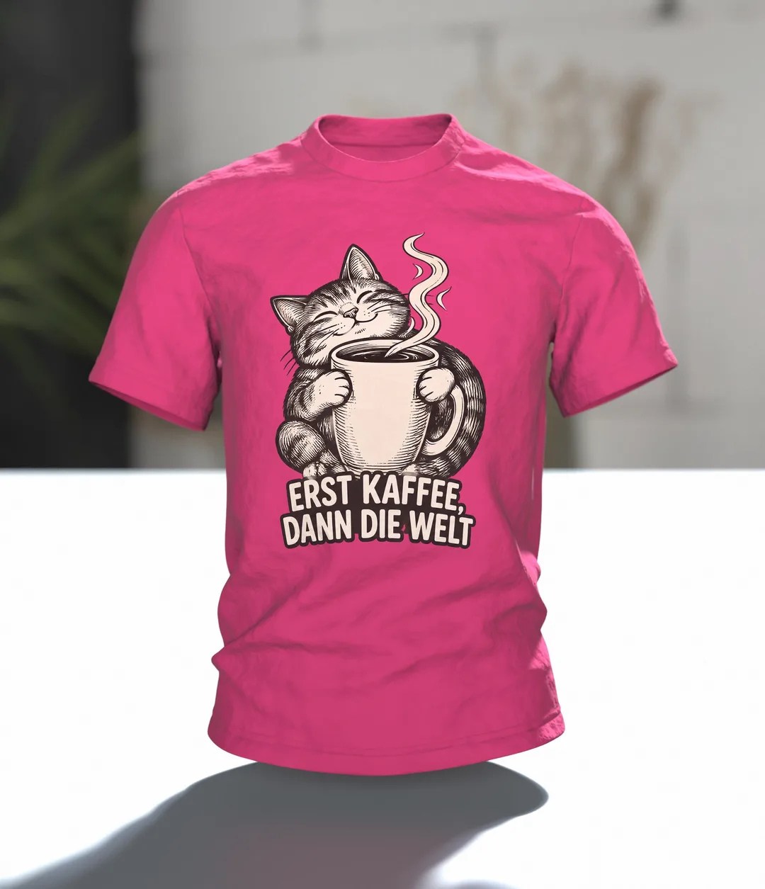 Katze Kaffee T-Shirt „Erst Kaffee, dann die Welt“, Line Art im Holzschnitt-Stil, Rückenmotiv Tasse auf Weltkugel, Im Raum
