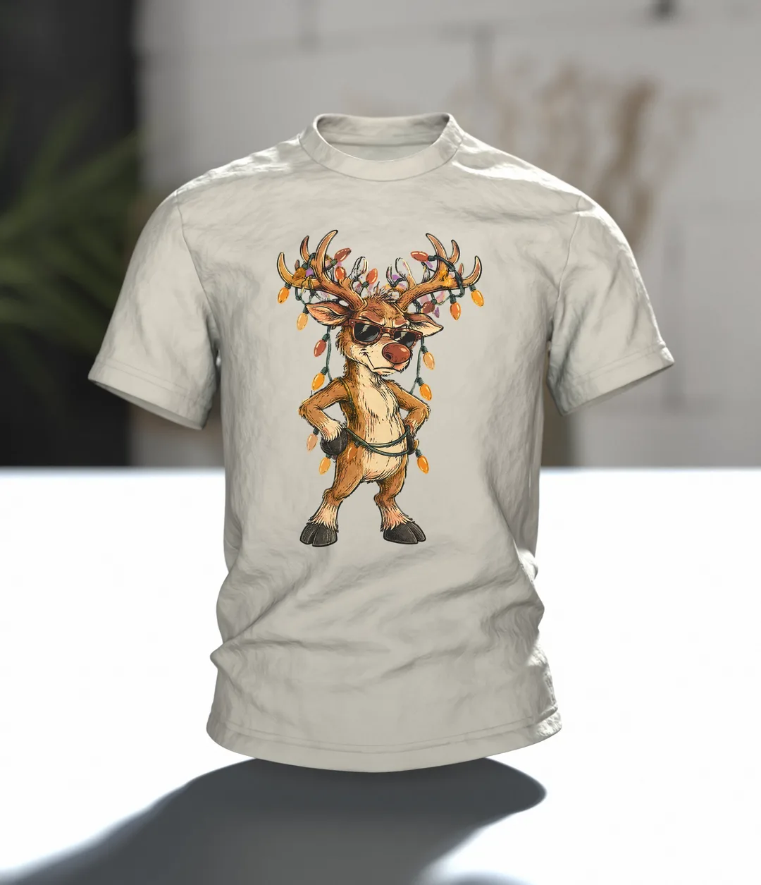 Rentier mit Sonnenbrille T-Shirt: grimmig, Lichterkette im Geweih, Retro Comic, lustig zu Weihnachten, Herren und Damen, Im Raum