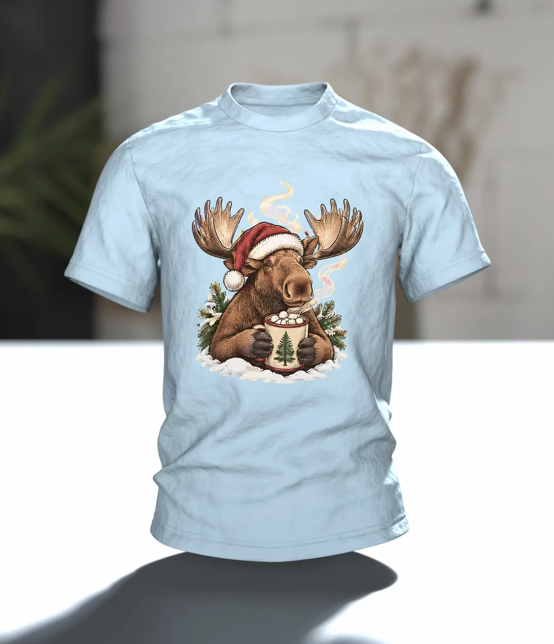 Elch T-Shirt Weihnachten: Elch mit Weihnachtsmütze trinkt Kakao mit Marshmallows, Lagerfeuer auf dem Rücken, Im Raum