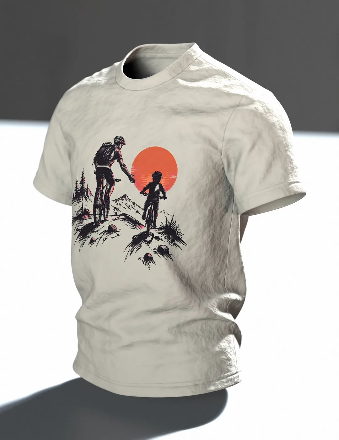 Mountainbiker T-Shirt: Vater und Kind auf Mountainbikes vor großer Sonne, Tusche-Silhouette als Geschenk für Papa, Im Raum, schräg