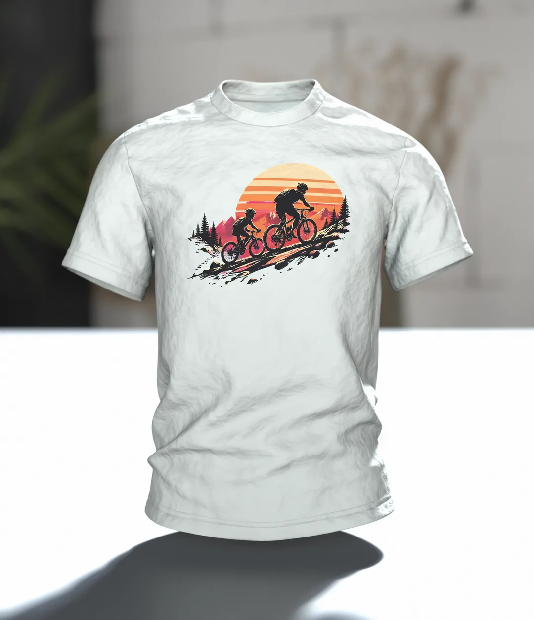 Vater und Kind auf Fahrrädern T-Shirt, Entwurfsfassung, Im Raum