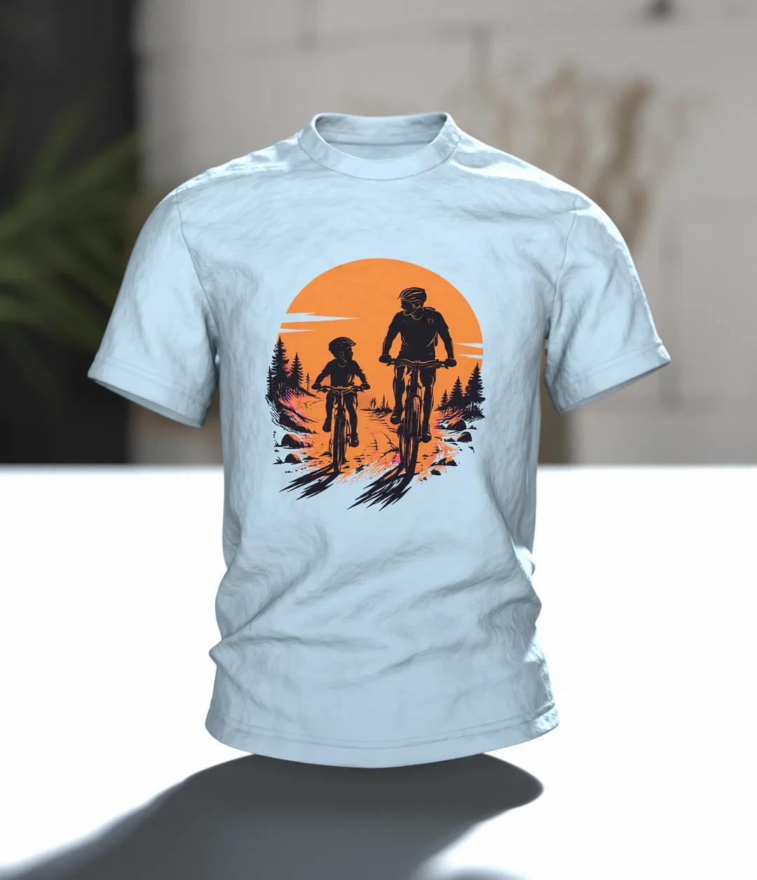 Vater und Kind auf Fahrrädern T-Shirt, Entwurfsfassung, Im Raum