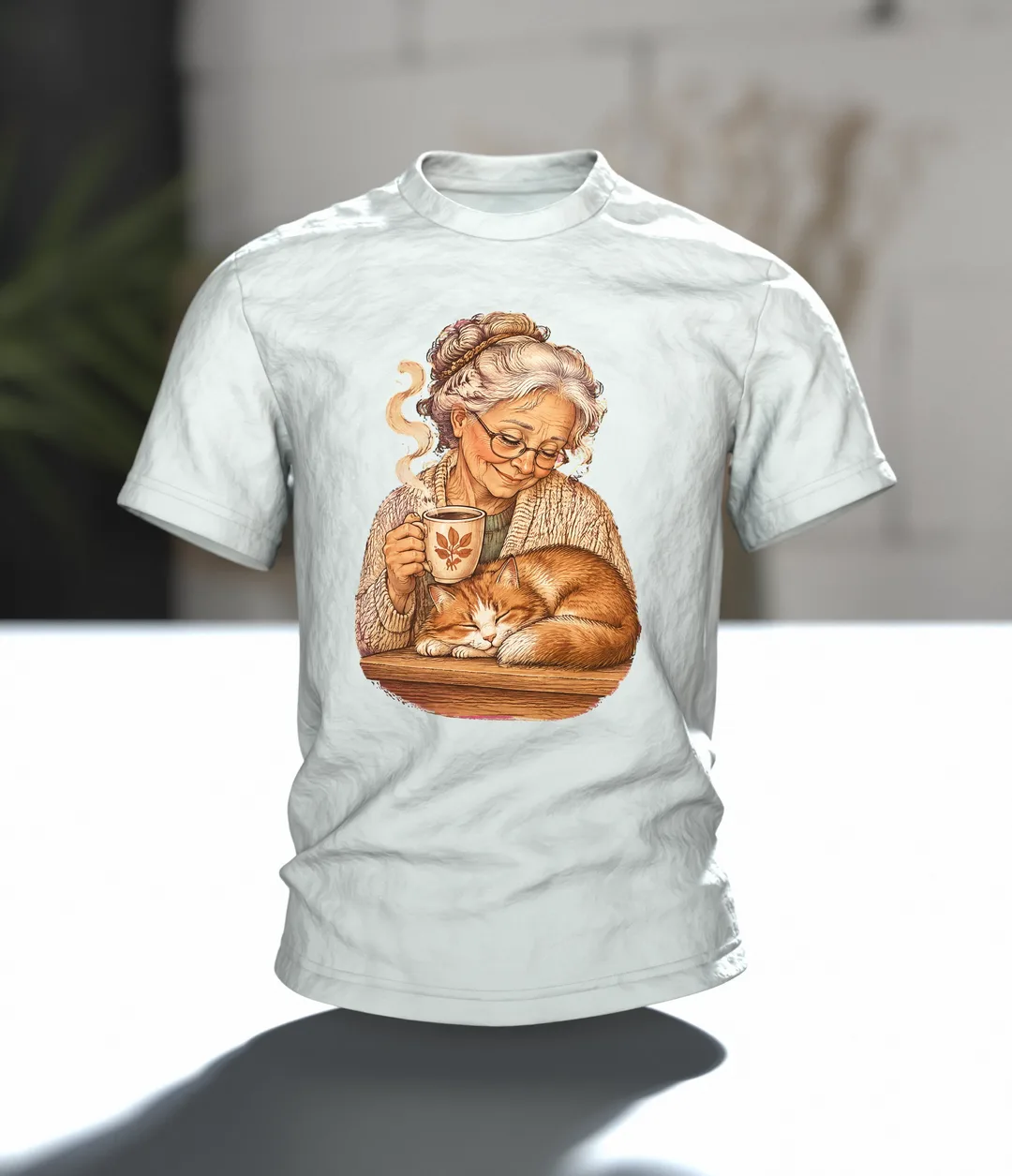Oma mit Katze am Fenster T-Shirt, Entwurfsfassung, Im Raum