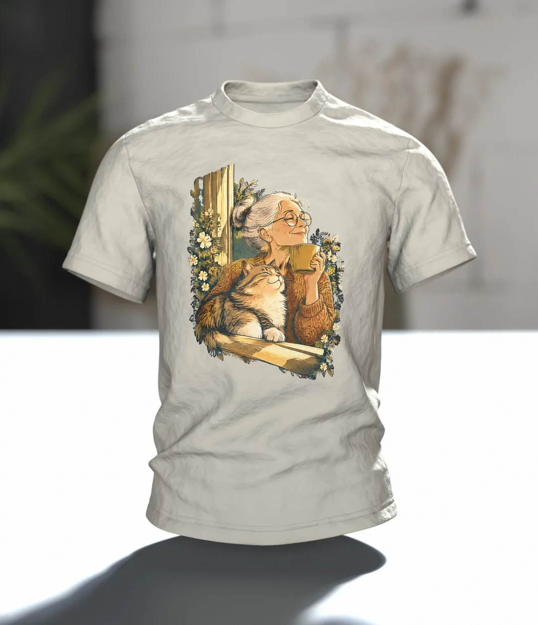 Katzen Oma T-Shirt: Kaffee am Fenster, warme Vintage-Illustration vorn und zweite Szene am Holztisch hinten, Im Raum