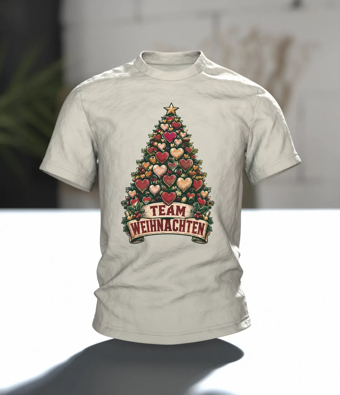 Herz Tannenbaum T-Shirt „TEAM WEIHNACHTEN“ Vintage Weihnachtsshirt Familie, Schlitten auf dem Rücken, Partnerlook Damen Herren, Im Raum