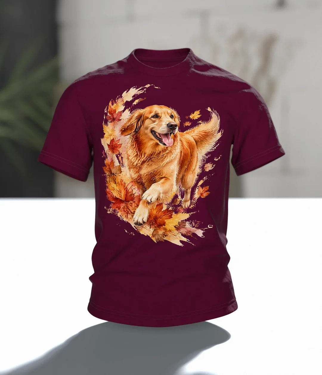 Golden Retriever Aquarell T-Shirt, Hundeporträt in Herbstfarben mit Ahornlaub, Vorder- und Rückenmotiv, Geschenk für Herrchen, Im Raum