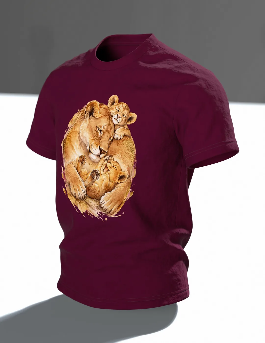 Löwenmama mit Jungen T-Shirt, Entwurfsfassung, Im Raum, schräg