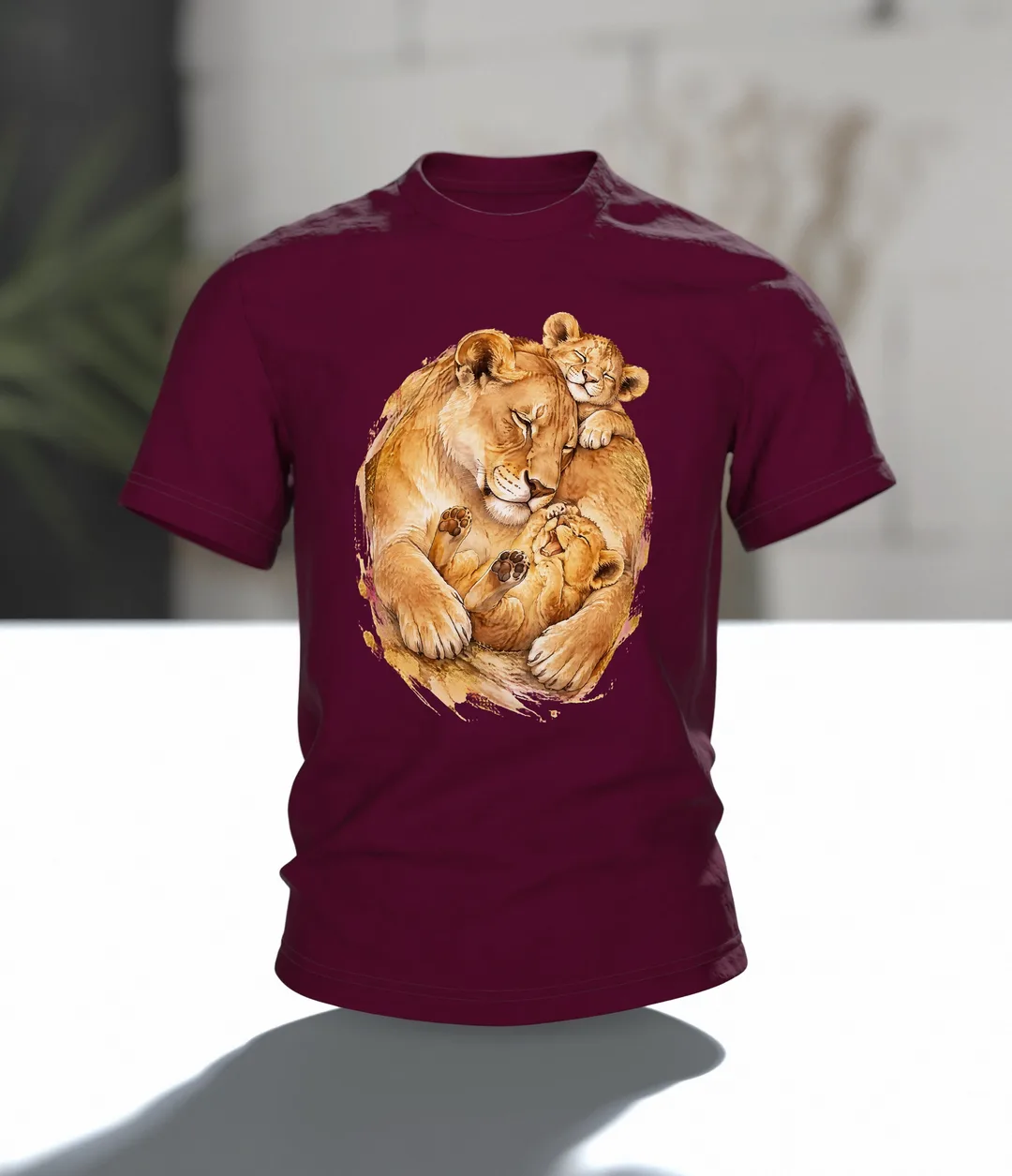 Löwenmama mit Jungen T-Shirt, Entwurfsfassung, Im Raum