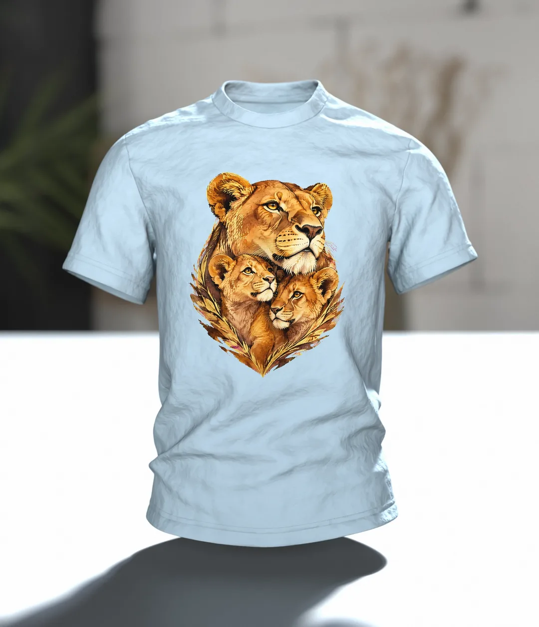 Löwenmama mit Jungen T-Shirt, Entwurfsfassung, Im Raum