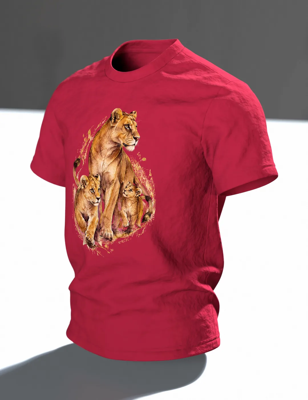 Löwenmama T-Shirt: Löwin mit zwei Jungen als Aquarell mit Kintsugi-Goldlinien, Geschenk für Mama, Im Raum, schräg