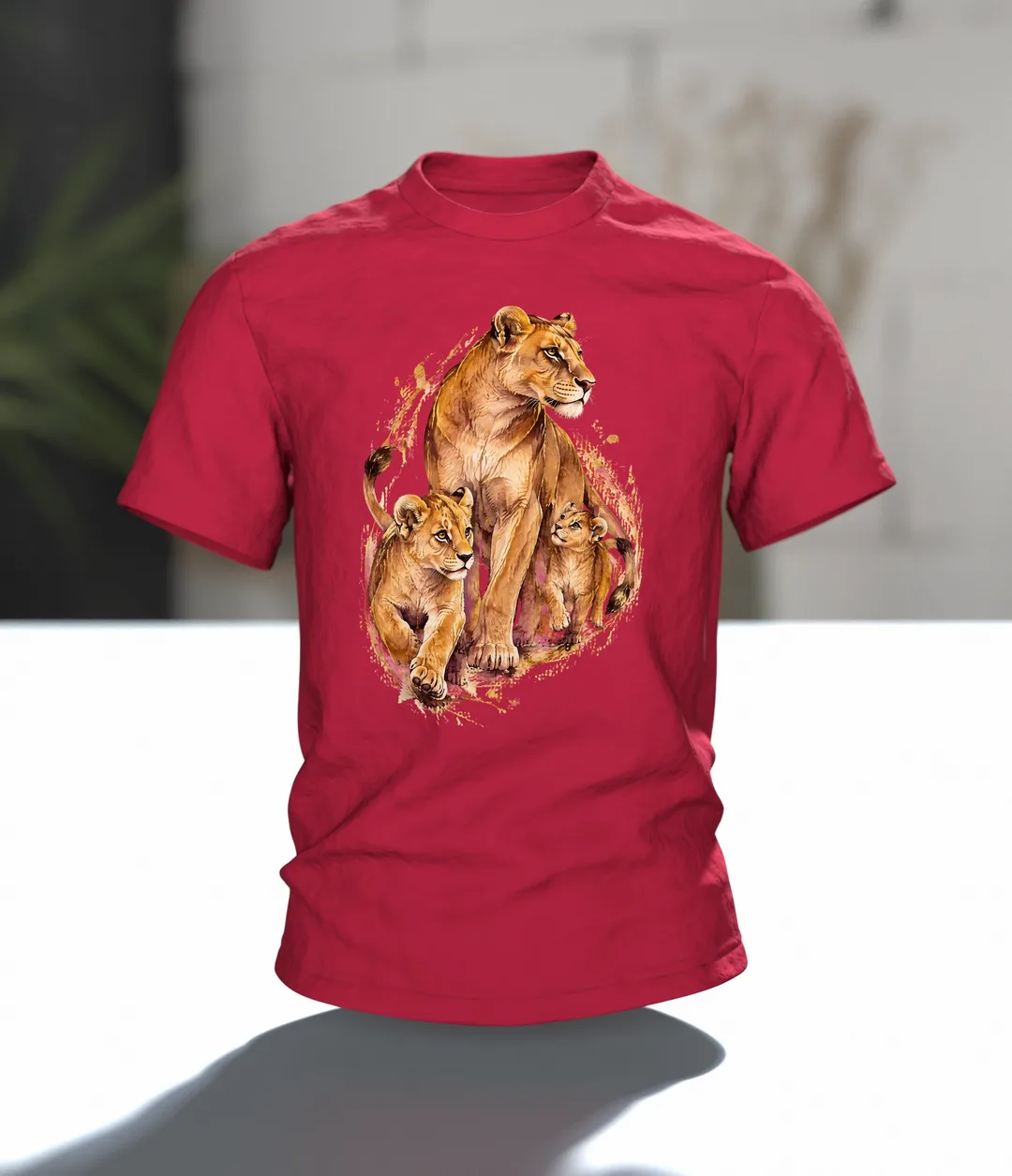 Löwenmama T-Shirt: Löwin mit zwei Jungen als Aquarell mit Kintsugi-Goldlinien, Geschenk für Mama, Im Raum