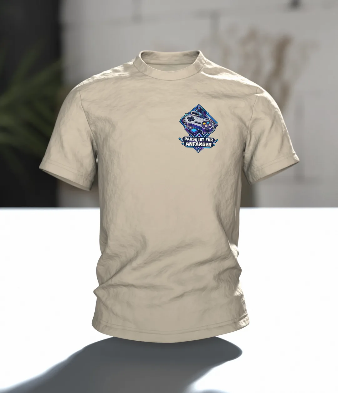 Gamepad T-Shirt „PAUSE IST FÜR ANFÄNGER“ mit Retro-Controller in Neon, Brustmotiv und großem Rückenmotiv für Gamer, Im Raum
