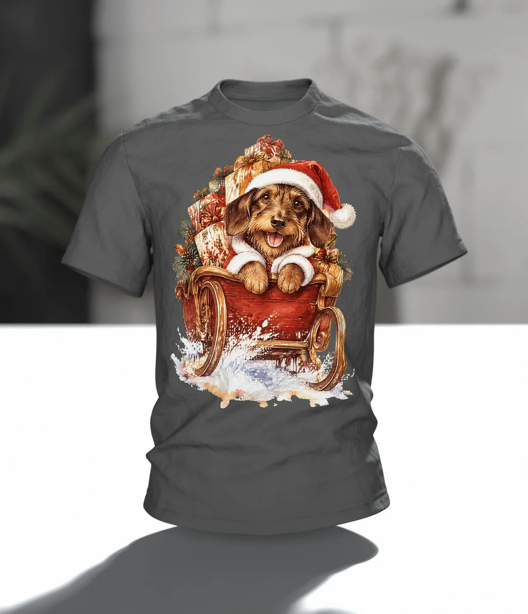 Weihnachtsdackel im Schlitten T-Shirt, Entwurfsfassung, Im Raum