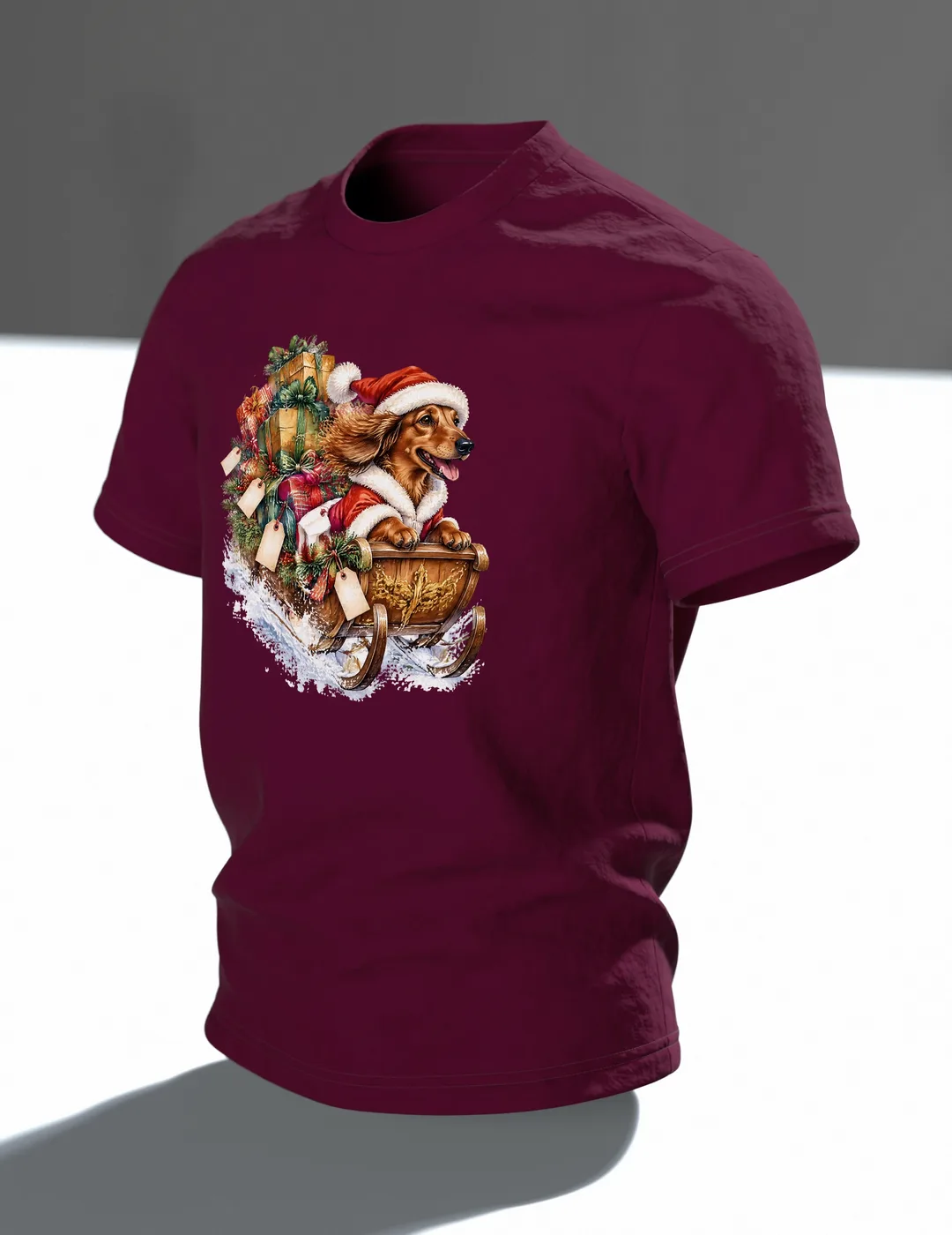 Weihnachtshund T-Shirt: Dackel als Weihnachtsmann im Geschenkeschlitten, Aquarell mit Blockhütte im Schnee auf dem Rücken, Im Raum, schräg