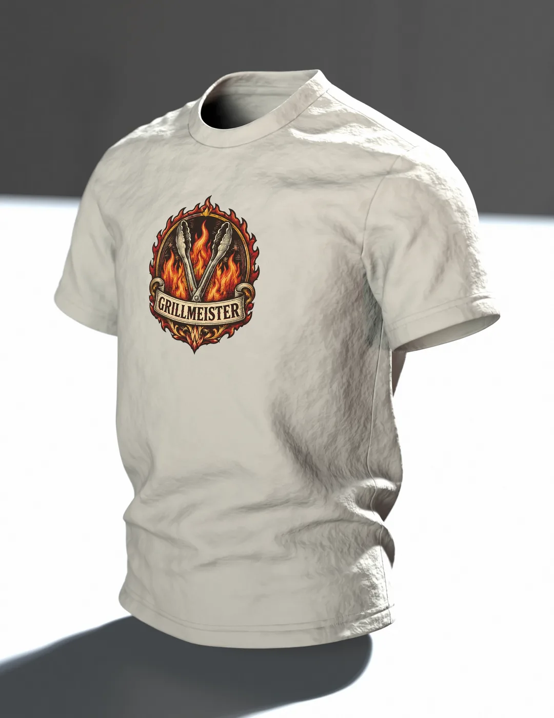 Grillzange T-Shirt „GRILLMEISTER“ Retro-Wappen mit Flammen im Kupferstich-Stil, BBQ Geschenk für Papa und Herren, Im Raum, schräg