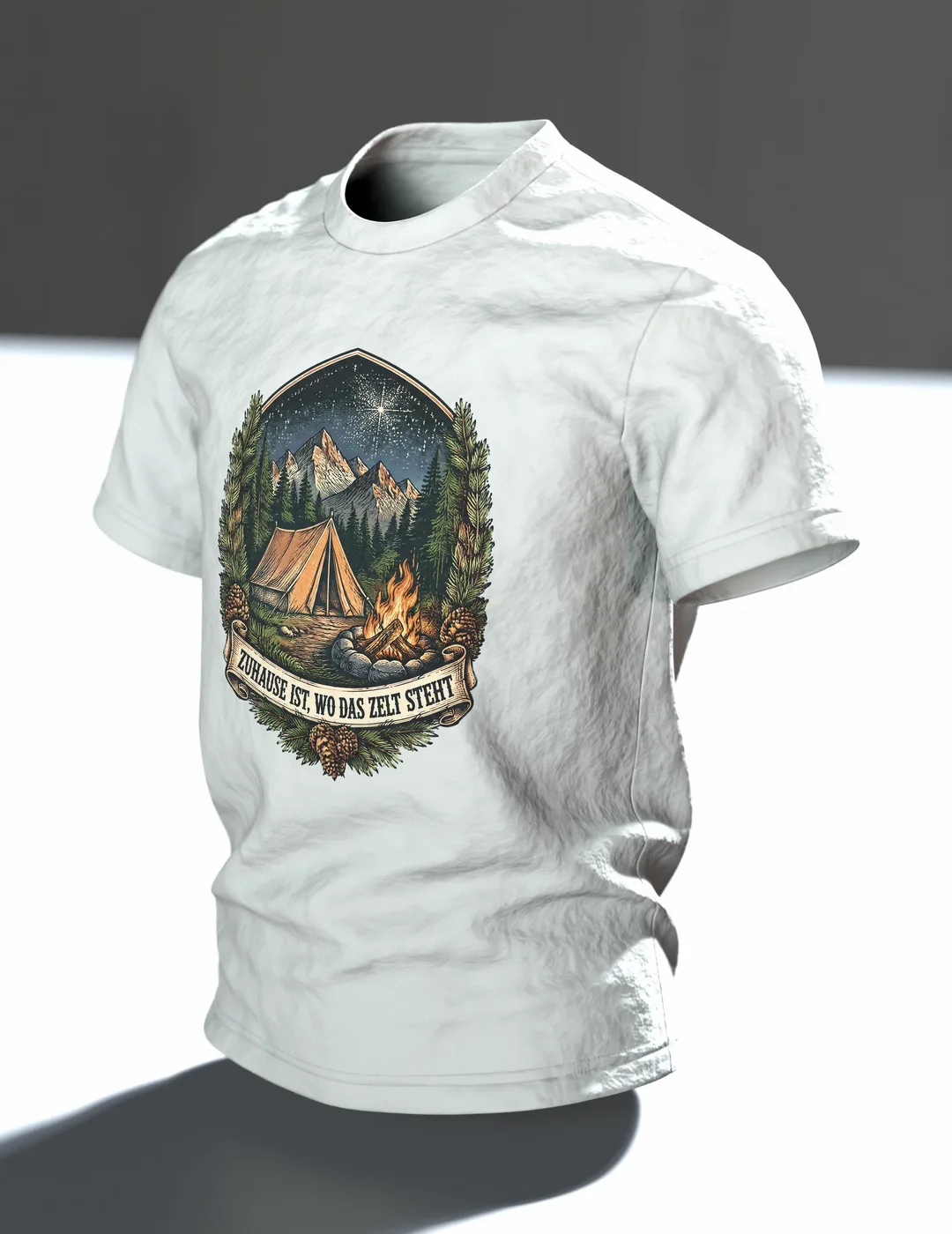 Zelt Wappen T-Shirt „ZUHAUSE IST, WO DAS ZELT STEHT“ mit Lagerfeuer, Bergen und Sternenhimmel, Camping Geschenk für Männer, Im Raum, schräg