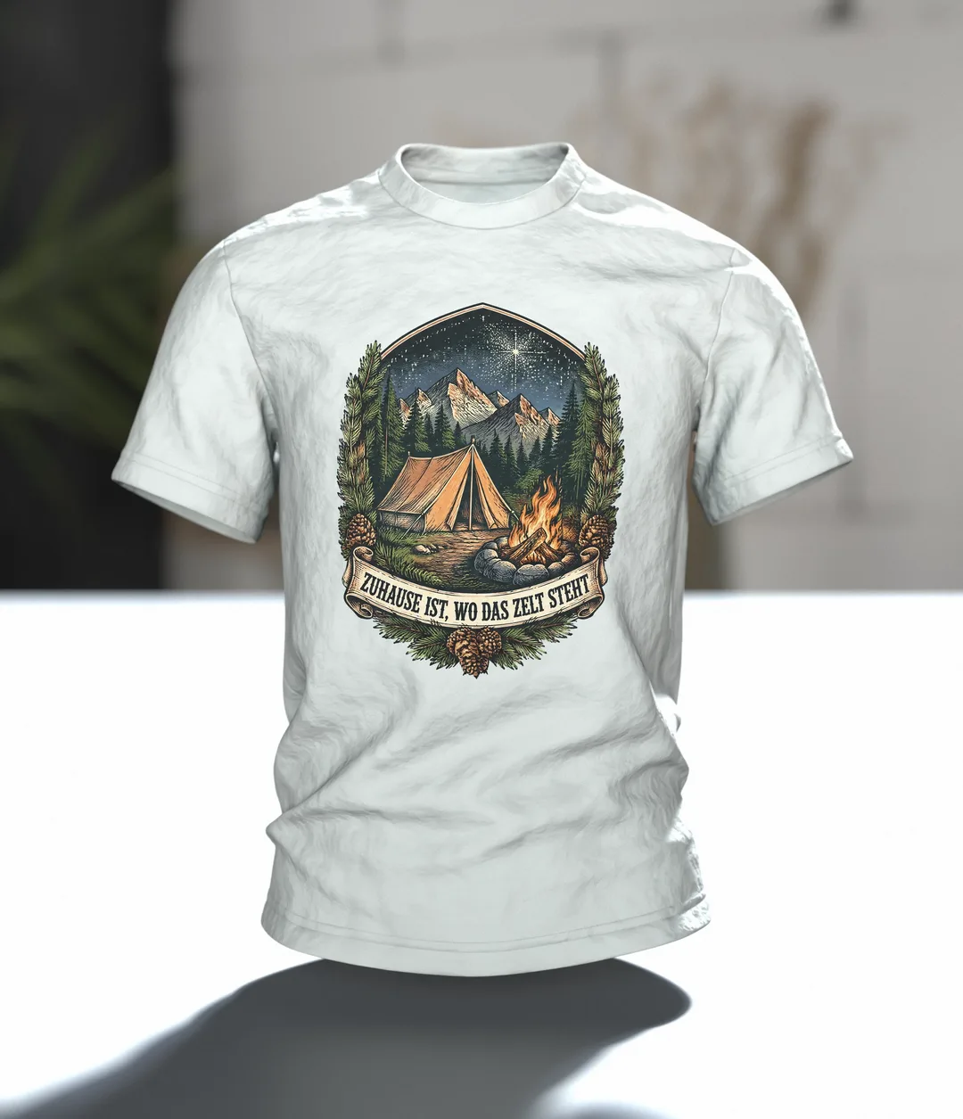 Zelt Wappen T-Shirt „ZUHAUSE IST, WO DAS ZELT STEHT“ mit Lagerfeuer, Bergen und Sternenhimmel, Camping Geschenk für Männer, Im Raum
