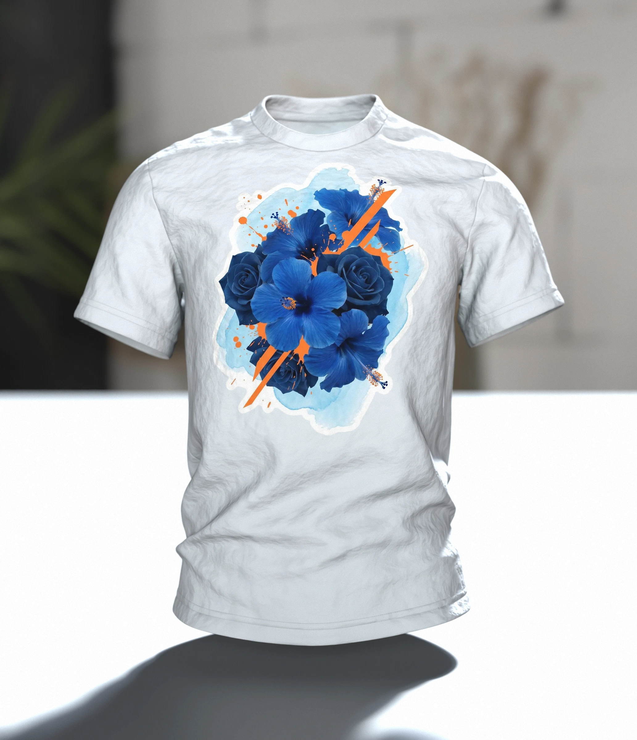 Hibiskus Rosen T-Shirt: Blaues Bouquet mit Orange-Akzenten, Im Raum